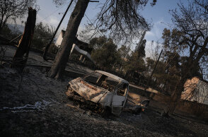 Φωτιά στην Εύβοια: Καμένο αυτοκίνητο στις Ροβιές
