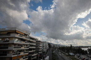 Σύννεφα στην Αττική πάνω από τη λεωφόρο Ποσειδώνος (ΦΩΤΟ ΑΡΧΕΙΟΥ) - Ο καιρός σήμερα Σάββατο 21 Αυγούστου 2021 αναμένεται άστατος