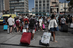 Επιστροφή ταξιδιωτών από τα νησιά στο λιμάνι του Πειραιά (ΦΩΤΟ ΑΡΧΕΙΟΥ) - Τα κρούσματα σήμερα Σάββατο 21 Αυγούστου 2021 ανακοίνωσε ο ΕΟΔΥ, δίνοντας στη δημοσιότητα και την κατανομή τους