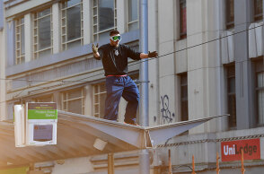 Κορωνοϊός στην Αυστραλία: Διαδηλωτής κατά του lockdown στο Σίδνεϊ