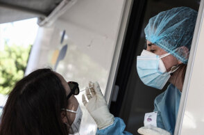 Υγειονομικός διενεργεί δωρεάν rapid test για κορωνοϊό (ΦΩΤΟ ΑΡΧΕΙΟΥ) - Σε 38 σημεία σε όλη την Ελλάδα την Κυριακή 22 Αυγούστου κινητά κλιμάκια του ΕΟΔΥ