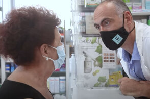 Ο φαρμακοποιός Μανώλης Στεφανάκης και η κυρία Μαρία στο σποτ για τον εμβολιασμό κατά του κορωνοϊού στο Ρέθυμνο Κρήτης