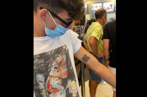 Ο Ιταλός φοιτητής που έκανε τατουάζ το υγειονομικό πάσο για τον κορωνοϊό