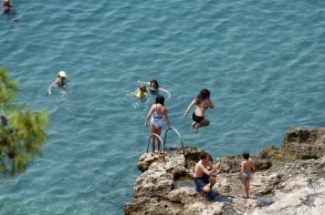 Καιρός - Πολίτες απολαμβάνουν τα μπάνια τους στη θάλασσα