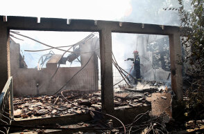 Καμένο κτίριο στα Βίλια, με πυροσβέστη να ρίχνει νερό - Σαρωτικό το πέρασμα της νέας φωτιάς