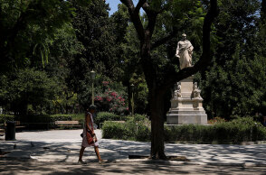 Γυναίκα περπατά στο κέντρο της Αθήνας (ΦΩΤΟ ΑΡΧΕΙΟΥ) - Ο ΕΟΔΥ ανακοίνωσε τα κρούσματα σήμερα Δευτέρα 23 Αυγούστου 2021