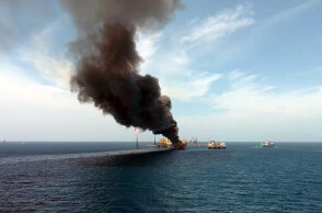 Ορατός από χιλιόμετρα ο πυκνός μαύρος καπνός απο την εξέδρα άντλησης πετρελαίου της Pemex μετά τη φονική έκρηξη με τους 5 νεκρούς στο Μεξικό