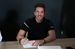 Ο τραγουδιστής, Νίκος Οικονομόπουλος