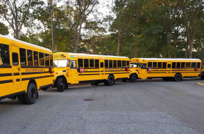 Σχολικά λεωφορεία (ΦΩΤΟ ΑΡΧΕΙΟΥ) - Εκπαιδευτικοί και δάσκαλοι στη Νέα Υόρκη εμβολιάζονται υποχρεωτικά για τον κορωνοϊό μετά την πλήρη έγκριση του FDA στο εμβόλιο Pfizer