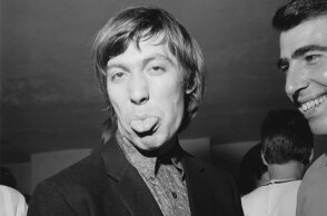 Charlie Watts - Ο εμβληματικός ντράμερ των Rolling Stones βγάζει τη γλώσσα το 1964