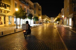 Διανομέας φαγητού στο κέντρο της Αθήνας © EUROKINISSI