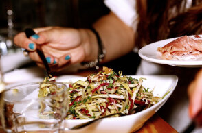 Φαγητό σε εστιατόριο (ΦΩΤΟ ΑΡΧΕΙΟΥ) - Νέα μέτρα στην εστίαση από τις 13 Σεπτεμβρίου 2021, με πολίτες που είναι ανεμβολίαστοι να μην έχουν πρόσβαση σε κλειστούς χώρους