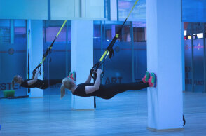 Άσκηση ενδυνάμωσης και ισορροπίας με TRX σε γυμναστήριο (ΦΩΤΟ ΑΡΧΕΙΟΥ) - Νέα μέτρα για ανεμβολίαστους και εμβολιασμένους από τις 13 Σεπτεμβρίου 2021