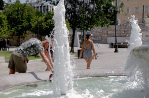 Πολίτες στο Σύνταγμα (ΦΩΤΟ ΑΡΧΕΙΟΥ) - Τα κρούσματα σήμερα Τρίτη 24 Αυγούστου 2021 και την κατανομή τους γνωστοποιεί ο ΕΟΔΥ με ανακοίνωση για τον κορωνοϊό