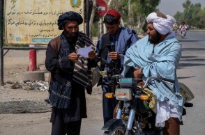 Ταλιμπάν κάνουν έλεγχο σε Αφγανούς πολίτες © EPA / STRINGER