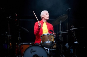 Charlie Watts, ο ντράμερ των Rolling Stones παίζει τύμπανα σε συναυλία