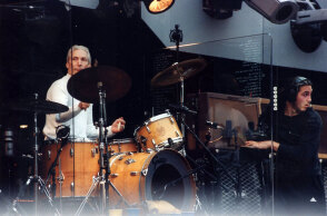 Charlie Watts, ο ντράμερ των Rolling Stones παίζει τύμπανα σε συναυλία