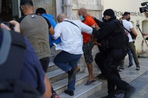 Μεσαρά: Ένταση κατά τη μεταγωγή του δράστη της δολοφονίας του 39χρονου στον εισαγγελέα