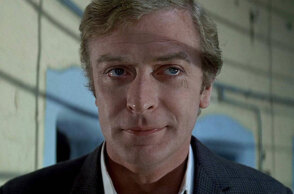 Ο Μάικλ Κέιν στην ταινία «Ληστεία αλά Ιταλικά»