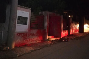 Το σπίτι του υπουργού Περιβάλλοντος Κώστα Σκρέκα στο Κρυονέρι, όπου μέλη του «Ρουβίκωνα» έγραψαν συνθήματα με κόκκινη μπογιά