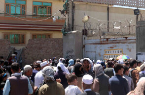 Αφγανοί πολίτες έξω από το αεροδρόμιο της Καμπούλ στο Αφγανιστάν