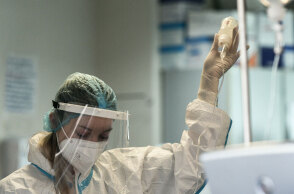 Υγειονομικός σε ΜΕΘ με προστατευτική στολή για κορωνοϊό (ΦΩΤΟ ΑΡΧΕΙΟΥ)