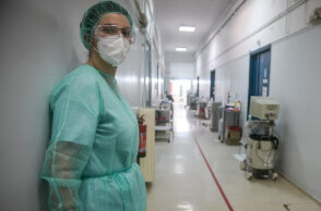 Υγειονομικός με μάσκα και προστατευτικό εξοπλισμό για τον κορωνοϊό σε νοσοκομείο (ΦΩΤΟ ΑΡΧΕΙΟΥ)