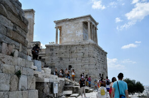 Τουρίστες στην Ακρόπολη (ΦΩΤΟ ΑΡΧΕΙΟΥ) - Ο ΕΟΔΥ ανακοίνωσε τα κρούσματα σήμερα Πέμπτη 26 Αυγούστου 2021