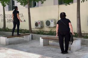 Έγκλημα στη Μεσαρά: Η μητέρα και η σύζυγος του 39χρονου έξω από το δικαστήριο όπου απολογείται ο καθ' ομολογία δράστης