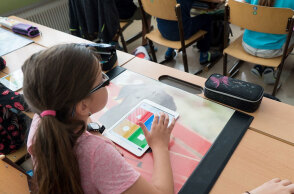 Μαθήτρια σε δημοτικό σχολείο (ΦΩΤΟ ΑΡΧΕΙΟΥ) - Ανεμβολίαστος δάσκαλος στην Καλιφόρνια των ΗΠΑ μόλυνε με κορωνοϊό 26 ανθρώπους