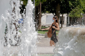 Κοπέλα με μάσκα για τον κορωνοϊό στο Σύνταγμα (ΦΩΤΟ ΑΡΧΕΙΟΥ) - Τα κρούσματα σήμερα Παρασκευή 27 Αυγούστου 2021 ανακοίνωσε ο ΕΟΔΥ, δίνοντας στη δημοσιότητα και την κατανομή