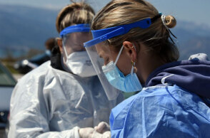 Υγειονομικοί διενεργούν δωρεάν rapid test για κορωνοϊό (ΦΩΤΟ ΑΡΧΕΙΟΥ) - Σε 41 σημεία κινητά κλιμάκια του ΕΟΔΥ το Σάββατο 28 Αυγούστου 2021