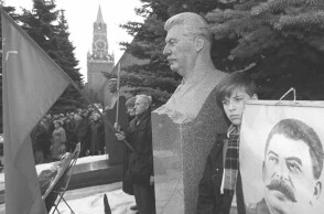 Το μνημείο που ανεγέρθηκε στον τάφο του Στάλιν στον τοίχο του Κρεμλίνου © EPA / Konstantin ZAVRAZHIN