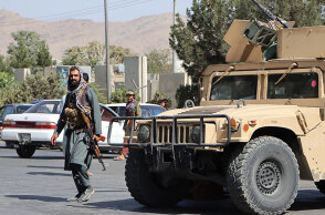 Αφγανιστάν: Ταλιμπάν σε σημείο ελέγχου δρόμου που οδηγεί στο αεροδρόμιο της Καμπούλ