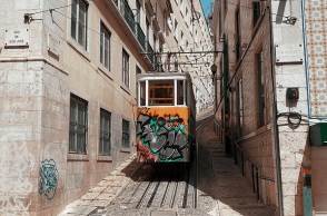 Ένα τραμ στους δρόμους της Λισαβώνας, στην Πορτογαλία.