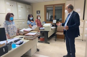 Ο υπουργός Εργασίας, Κωστής Χατζηδάκης, κατά την επίσκεψή του στο υποκατάστημα του ΕΦΚΑ Κέρκυρας