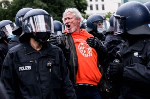 Γερμανία: Συγκρούσεις αστυνομικών με διαδηλωτές για τα μέτρα