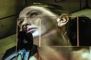 Στιγμιότυπο από τη θεατρική παράσταση «Κομμάτια μιας Γυναίκας»