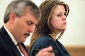 Η Κρίστι Κόσλοου στο δικαστήριο.