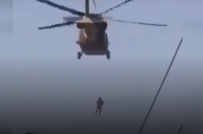 Αφγανιστάν: Άνδρας φαίνεται να κρέμεται από ελικόπτερο Black Hawk