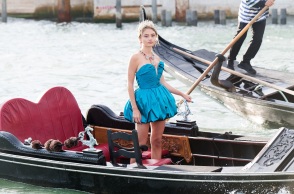 Η Leni Klum, κόρη της Heidi Klum, φτάνει πάνω σε γόνδολα στο χώρο της επίδειξης των Dolce & Gabbana στη Βενετία