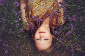 Ένα κορίτσι ανάμεσα στα λουλούδια