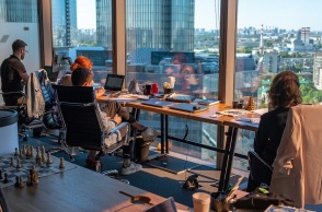 Άτομα δουλεύουν σε ένα γραφείο.