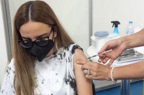 Στιγμιότυπο από τους εμβολιασμούς πολιτών κατά του κορωνοϊού