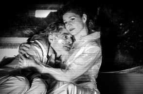 Στιγμιότυπο από τη θεατρική παράσταση «Κάποιος θα έρθει» σε σκηνοθεσία Γιάννη Χουβαρδά