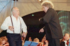 Ο Άντονι Κουίν και ο Μίκης Θεοδωράκης στη σκηνή συναυλίας στο Μόναχο της Γερμανίας χορεύουν «Ζορμπά» 