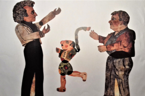 Όταν ο Μίκης Θεοδωράκης έγινε φιγούρα του θεάτρου σκιών