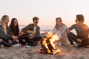 Μια παρέα στην παραλία.