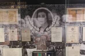 Προθήκη με τις τιμητικές διακρίσεις της Λέλας Καραγιάννη στο Πολεμικό Μουσείο Αθηνών