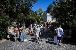 Πολίτες περπατούν σε δρόμο της Αθήνας - Η ανακοίνωση του ΕΟΔΥ για τις περιοχές όπου εντοπίστηκαν τα νέα κρούσματα